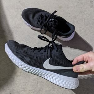 Black nike tennis shoes